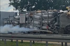 VIDEO Sudar dva kamiona na auto-putu kod Stare Pazove: Poginuo jedan vozač, curio gas iz boca