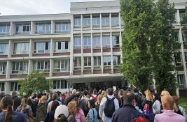 VIDEO: Učenici Jovine zaključani u Mašinskoj, roditelji protestuju ispred škole, direktor kod vrata