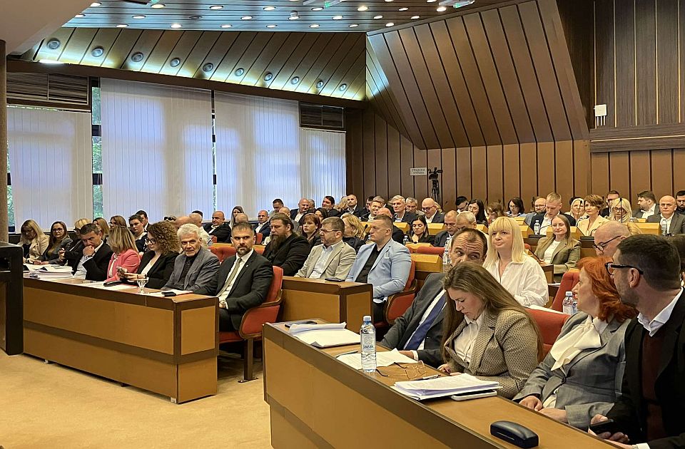 Opozicija kritikovala rešenje za spomenik žrtvama nadstrešnice i troškove eksproprijacije, Mićin im odgovorio