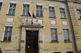 FOTO: Osnovna škola u Sremskim Karlovcima u lošem stanju, planira se rekonstrukcija