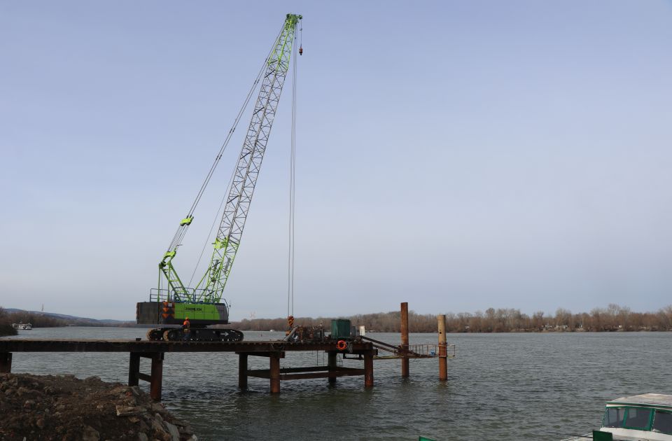 FOTO, VIDEO: Počelo postavljanje pomoćne konstrukcije za most u produžetku Bulevara Evrope