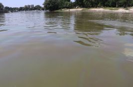 Ministarstvo: Utvrđena lokacija za plivajuću branu kako bi se uhvatila naftna mrlja u Dunavu