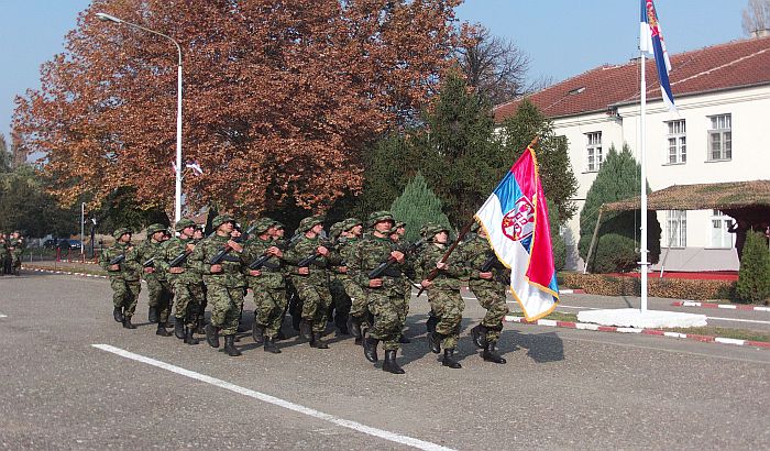 Oficiri napuštaju vojsku i odlaze u kamiondžije i konobare