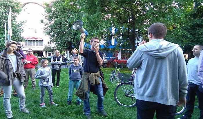 FOTO: Građani protestovali  i potpisivali peticiju zbog uništavanja parkića u Futoškoj