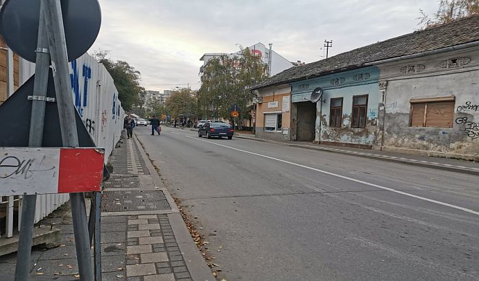 FOTO: Mesecima blokiran deo trotoara kod Socijalnog, radovi kasne, pešaci na kolovozu