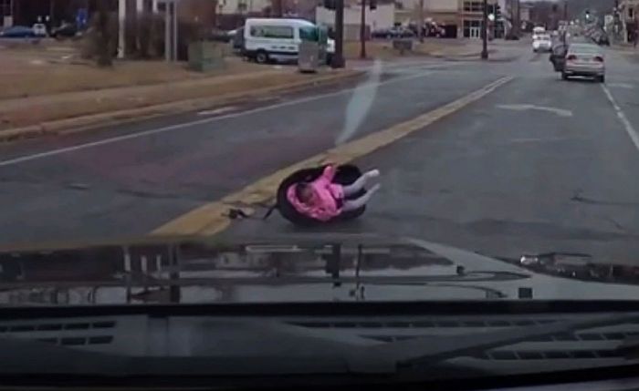VIDEO: Dete ispalo iz automobila u pokretu, majka nastavila da vozi