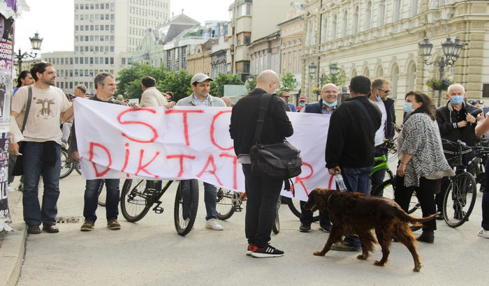 FOTO, VIDEO: Protest opozicije "Pedala Vučiću" održan u Novom Sadu