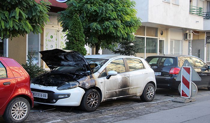 FOTO: Izgoreo automobil nedaleko od policijske stanice