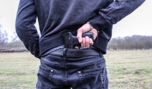 Lažni policajac iz Vranja presreo strance na autoputu i uz pretnju oružjem ih opljačkao