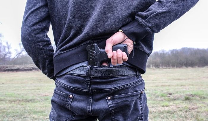 Lažni policajac iz Vranja presreo strance na autoputu i uz pretnju oružjem ih opljačkao