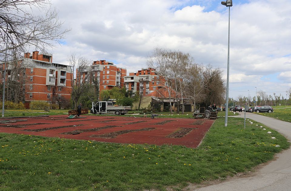 FOTO, VIDEO: Uklonjen teren za mini golf kod Štranda, građani i radnici zbunjeni