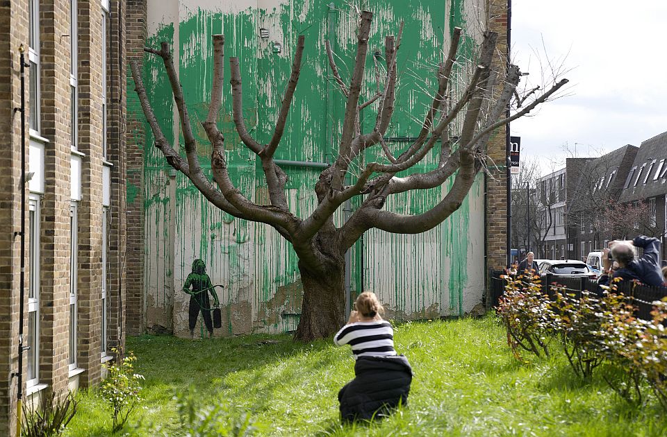 FOTO: Benksi u susret proleću iscrtao novi mural u Londonu