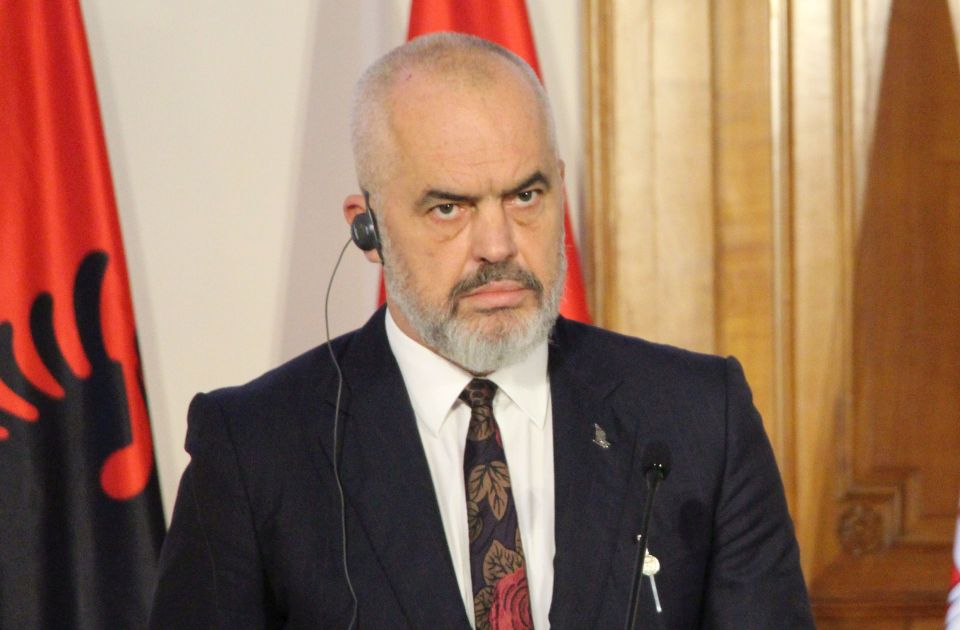 VIDEO: Edi Rama odgurnuo novinarku dok mu je postavljala pitanja