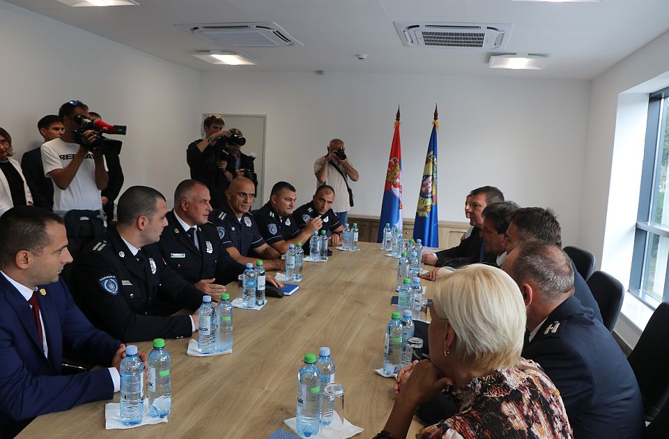 FOTO, VIDEO: Gašić i drugi čelnici na otvaranju policijske stanice u Novom Sadu, zabranjena pitanja
