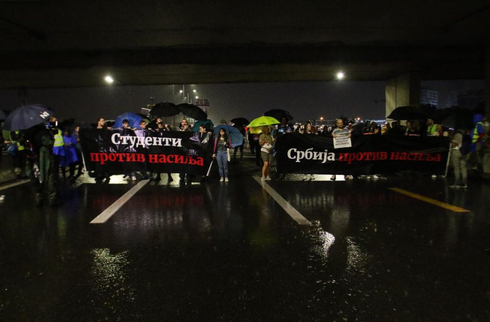 FOTO, VIDEO Završen protest "Srbija protiv nasilja": Manji broj ljudi četiri sata blokirao Gazelu