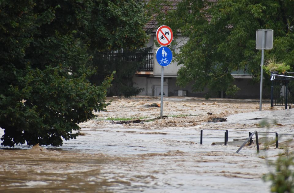 U Sloveniji na snazi crveni meteo-alarm, vojska se probija do zarobljenih