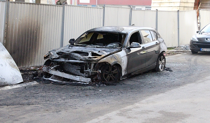 FOTO: Novosadskom policajcu zapaljen automobil