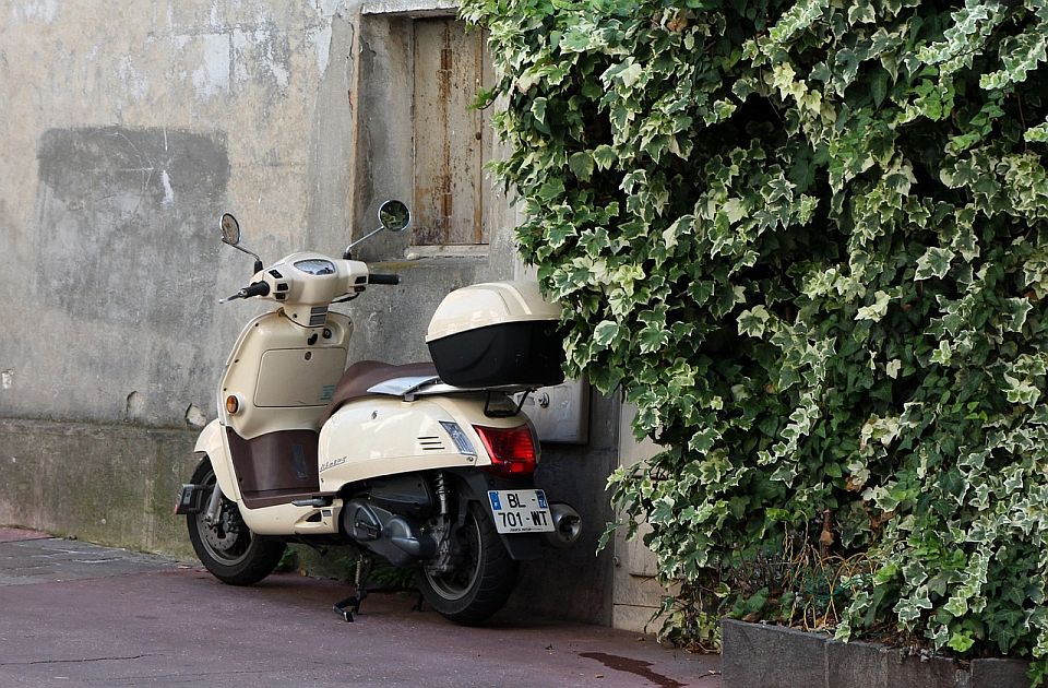 Defile kroz Novi Sad: Više od sto dvotočkaša u okviru NS Vespa skupa, početak na Trifkovićevom trgu