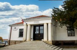 Incident ispred škole u Topoli: Većnica osumnjičena za napad na učenike