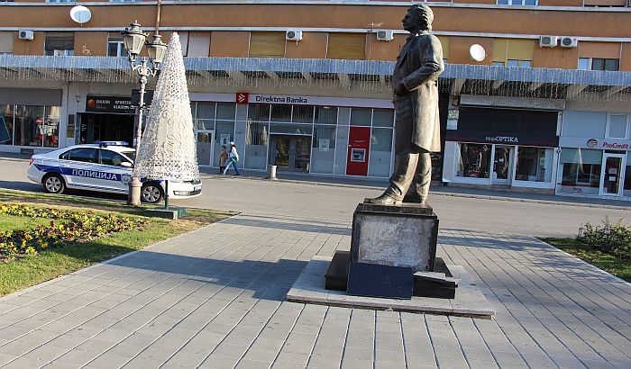 FOTO: Srušio se deo postamenta spomenika Lazi Kostiću u ulici Modene