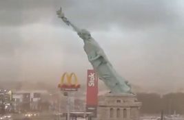 VIDEO: Jak vetar srušio repliku Kipa slobode visoku 24 metra