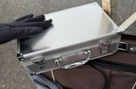 FOTO: Carinici u koferčetu na prelazu Bački Breg našli 106.000 evra, zlatni nakit, satove, bisere...
