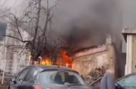 FOTO, VIDEO: Goreo napušteni objekat kraj stambenih zgrada na Telepu