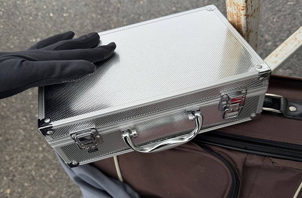 FOTO: Carinici u koferčetu na prelazu Bački Breg našli 106.000 evra, zlatni nakit, satove, bisere...