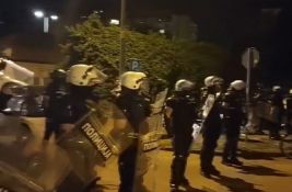FOTO, VIDEO: Interventna posle ponoći potisnula građane u Ulici Branimira Ćosića