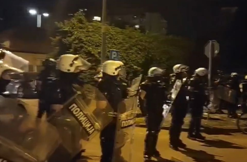FOTO, VIDEO: Interventna posle ponoći potisnula demonstrante u Ulici Branimira Ćosića FOTO, VIDEO: Interventna posle ponoći potisnula demonstrante u Ulici Branimira Ćosića