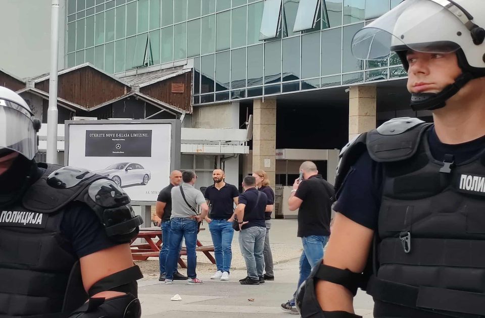 Profesor Pravnog o ispitima uz policijsku zaštitu na Sajmu: Bez dugoročnog razmišljanja o posledicama Profesor Pravnog o ispitima uz policijsku zaštitu na Sajmu: Bez dugoročnog razmišljanja o posledicama