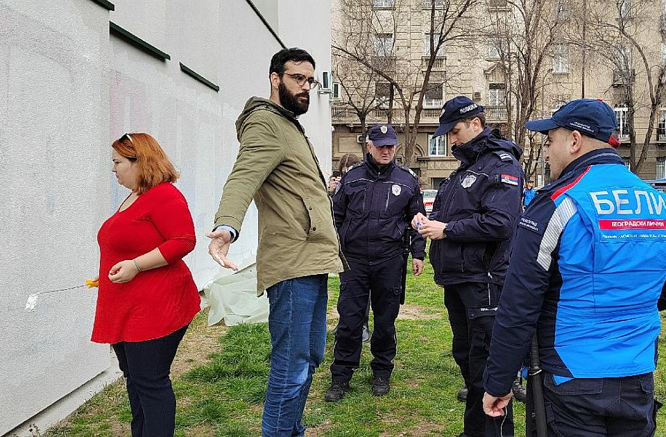 FOTO: Aktivisti prekrečili grafit "Kad se vojska na Kosovo vrati" pa dobili kazne