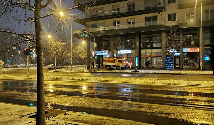 FOTO: U Novom Sadu i dalje pada sneg, na kolovozima ima raskvašenog snega