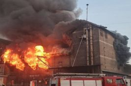 VIDEO: Požar u starom Srbobranskom mlinu trenutno pod kontrolom, vatrogasci i dalje na terenu