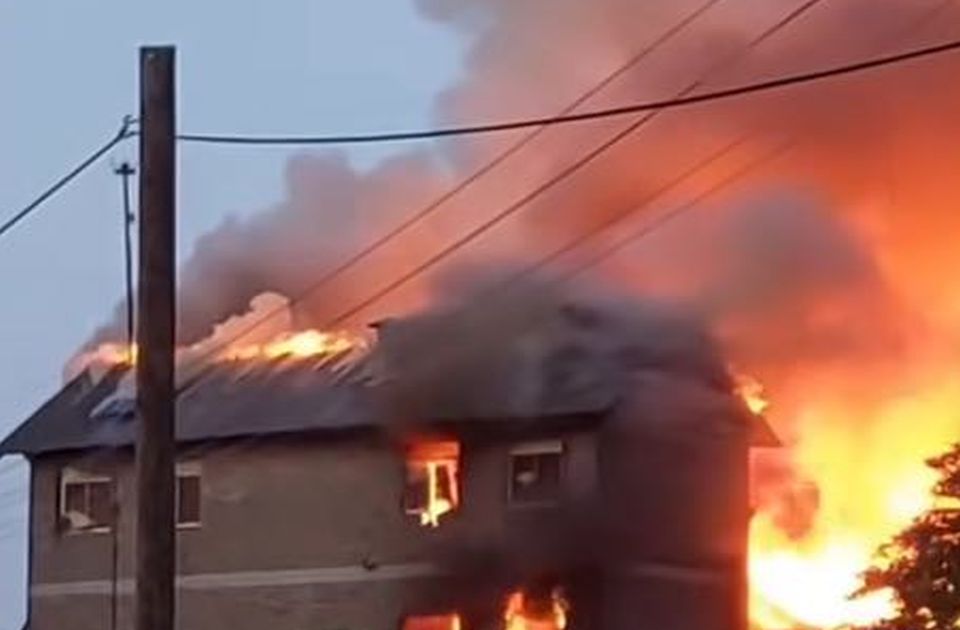 VIDEO: Vatra progutala mlin u Srbobranu, vatrogasci se bore sa velikim požarom