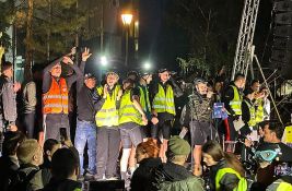 VIDEO Studenti biciklisti stigli u Novi Sad, građani ih dočekali uz baklje