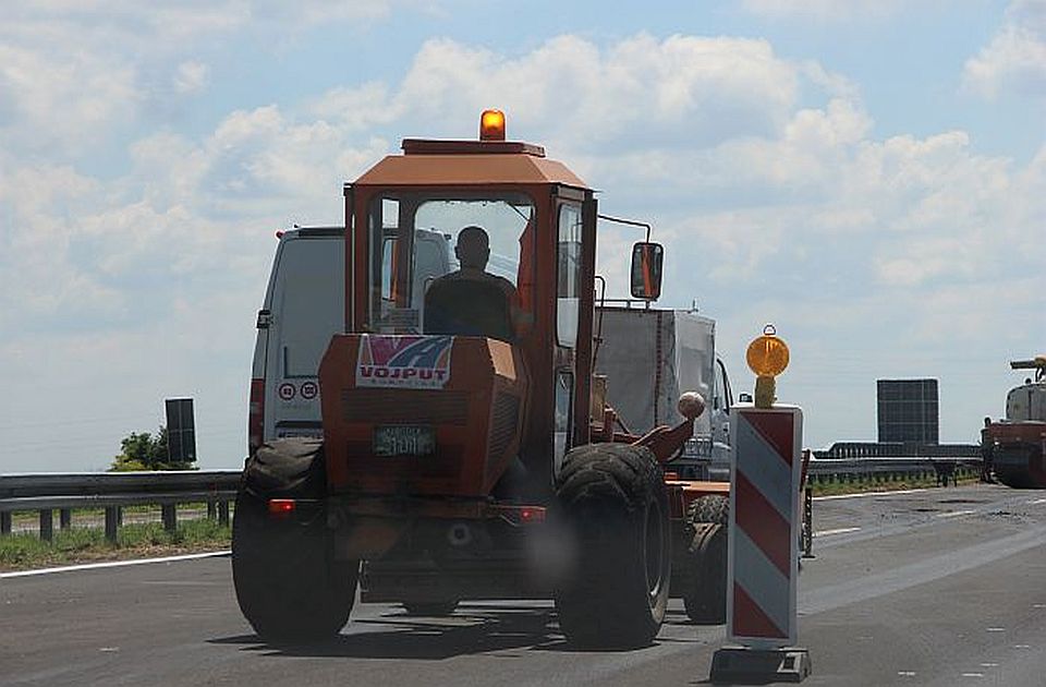 Na Gradini vozila čekaju dva sata, oprez zbog brojnih radova na putu