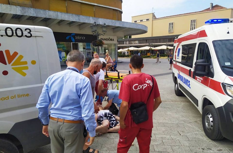 FOTO: Kombi udario ženu u pešačkoj zoni u centru Novog Sada, u teškom stanju prevezena u KCV