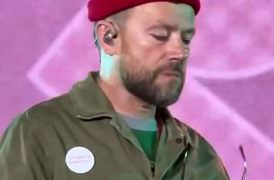 VIDEO: Frontmen benda Gorillaz sa bedžom 