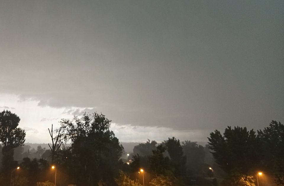 VIDEO: Nevreme pogodilo Novi Sad, padao grad