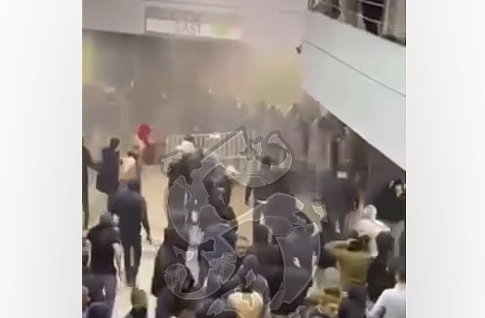 VIDEO: Navijači se potukli sa policijom u hodniku Arene, krenuli i na upravu
