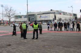 FOTO: Policajci kažnjavaju Novosađane zbog telefona i slušalica dok prelaze pešački