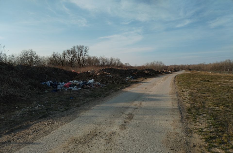 FOTO: Divlja deponija u Sremskim Karlovcima "napreduje"