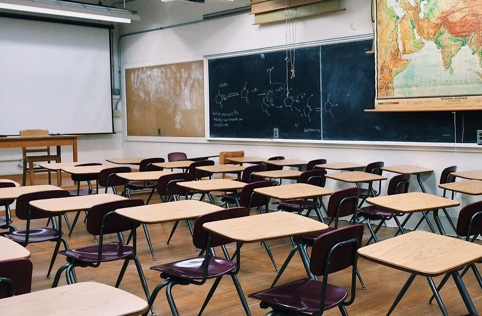 Direktor škole u kojoj su učenici profesorki izmakli stolicu podneo ostavku