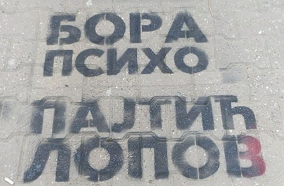 Novaković o grafitima na trotoarima: SNS pred porazom u Novom Sadu, pa paniči 
