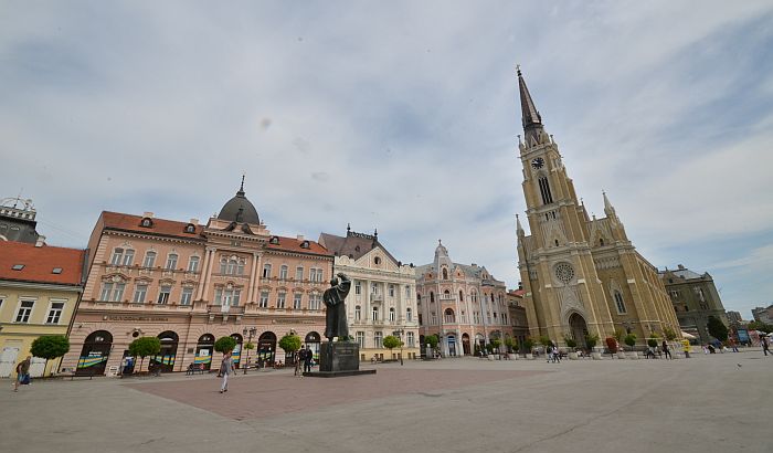 Grupa mladića uništila plakate sa izložbe "Pet godina propadanja" na Trgu slobode