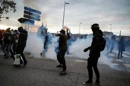 FOTO: Nasilni sukobi na protestu u Parizu protiv zakona o bezbednosti