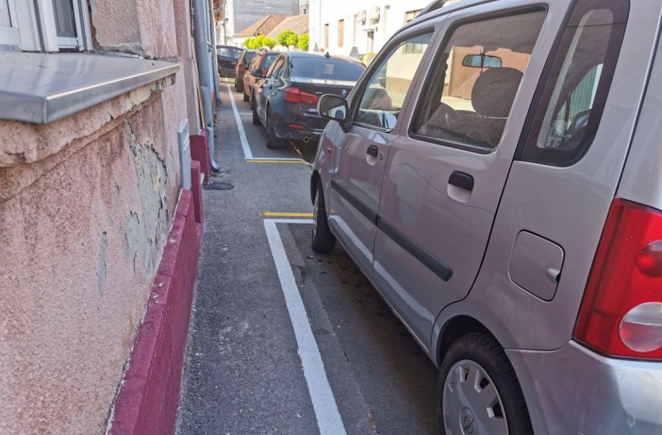 FOTO: Pećka ulica "umirena" i s novim parking mestima, trotoar samo za vitke