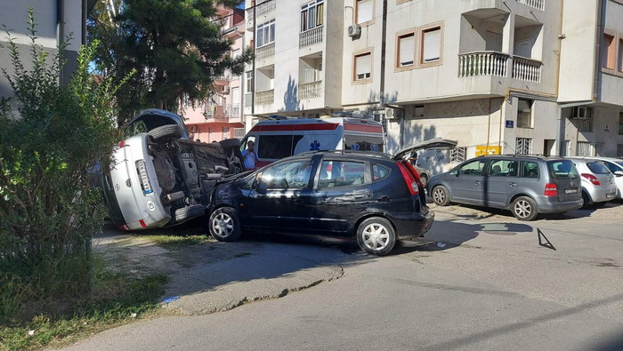 FOTO: Automobil se prevrnuo na Podbari, petoro povređeno
