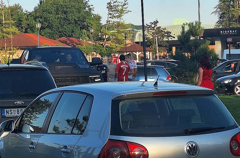Đaci Karlovačke rekli da ne žele Baku Praseta na maturi, on ipak došao i prepirao se sa roditeljima